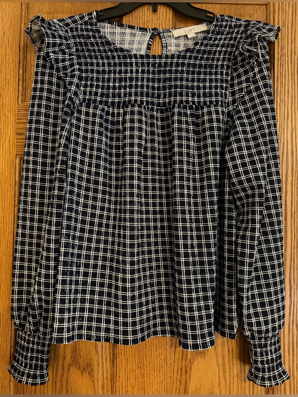 LOFT LONG SLEEVE NAVY AND WHITE CHECKED PINTUCKED TOP BLOUSE SZ SMALL